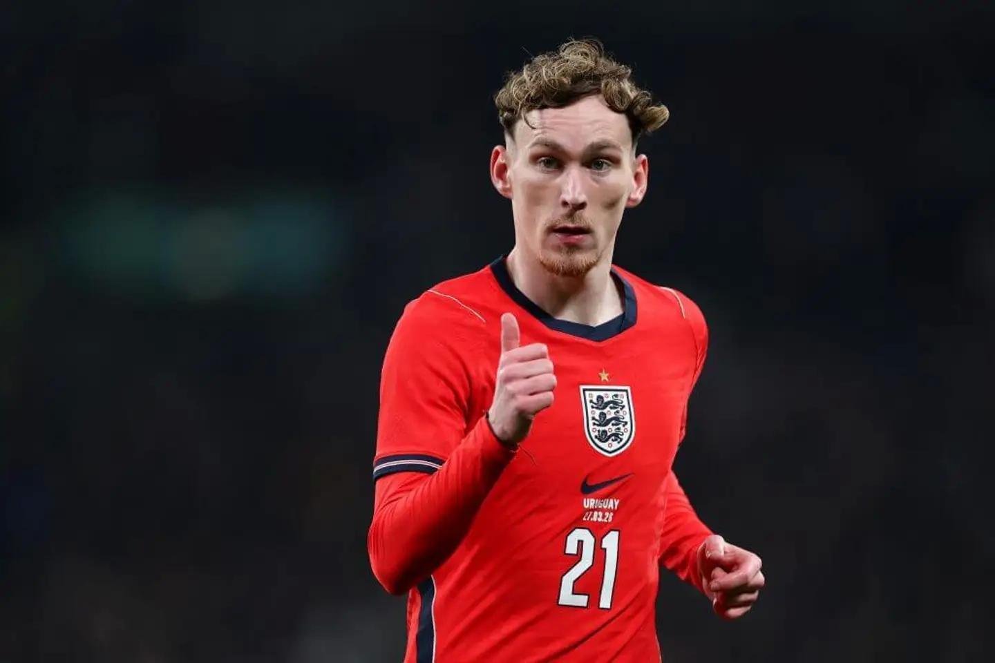  2024赛季的战术红利：全能型中场球员的价值重塑契机 体育新闻