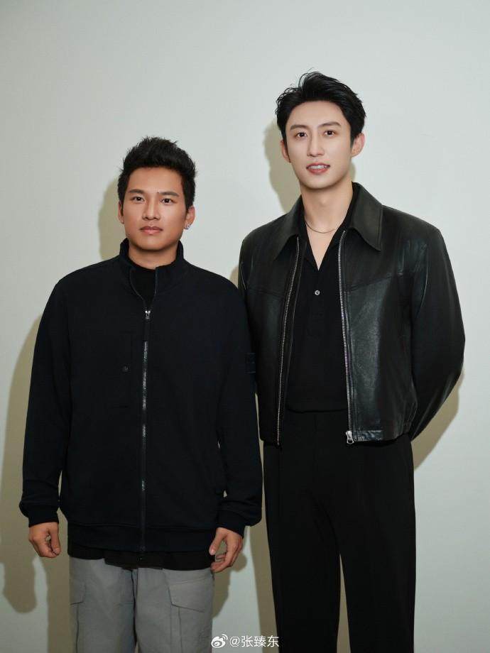  现实车手遇银幕偶像：张臻东、黄景瑜的意外邂逅。赛车激情与电影魅力的碰撞。 娱乐新闻