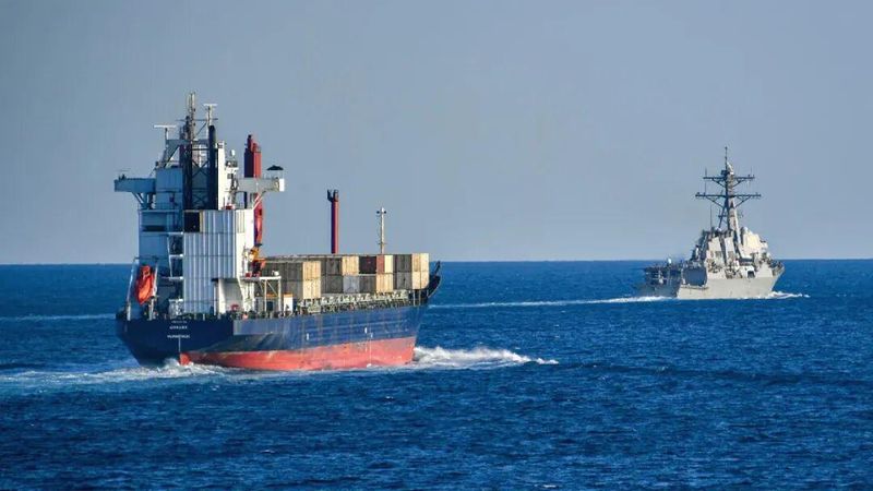  美国海军“福特”号航母洗衣房起火引连锁反应，从姊妹舰“肯尼迪”号紧急调拨床垫；中东海峡护航计划推进艰难，特朗普呼吁盟友支援却遇冷遇。 新闻