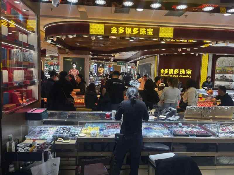  黄金零售市场遭遇剧烈价格震荡；郑州中原水贝人气回升；商户与消费者如何应对不确定行情。 股票财经