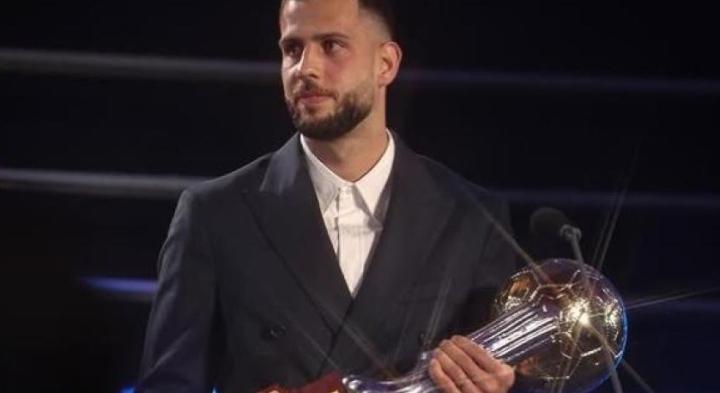  斯洛伐克足坛荣耀时刻来临；汉茨科荣膺年度最佳球员；他在马竞的冠军梦想悄然开启。 体育新闻