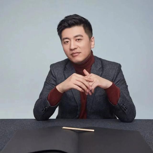  张雪峰多平台头像转为黑白；网传健康突发状况引发关注。 教育招生