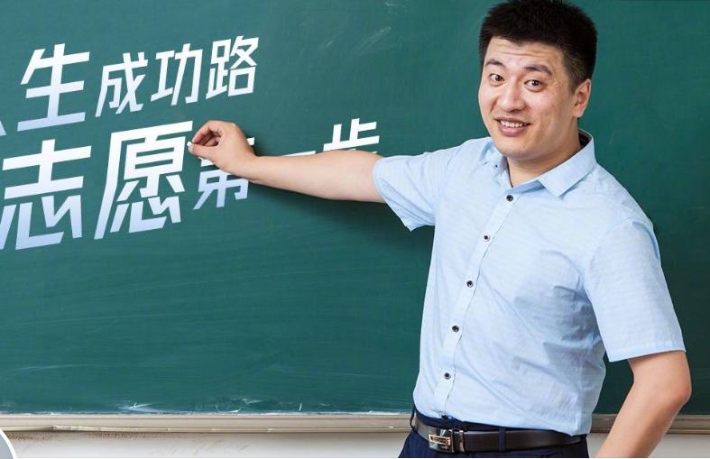  张雪峰多平台头像转为黑白；网传健康突发状况引发关注。 教育招生