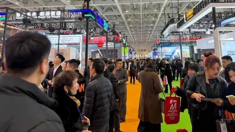  【深度复盘】从补贴依赖到市场化突围：一位从业者的光伏行业十年剧变亲历记 股票财经