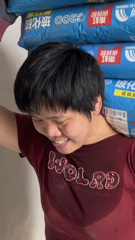  【体力劳动经济学】一位母亲的十六年：扛楼行业的真实收入曲线与身体损耗追踪 新闻