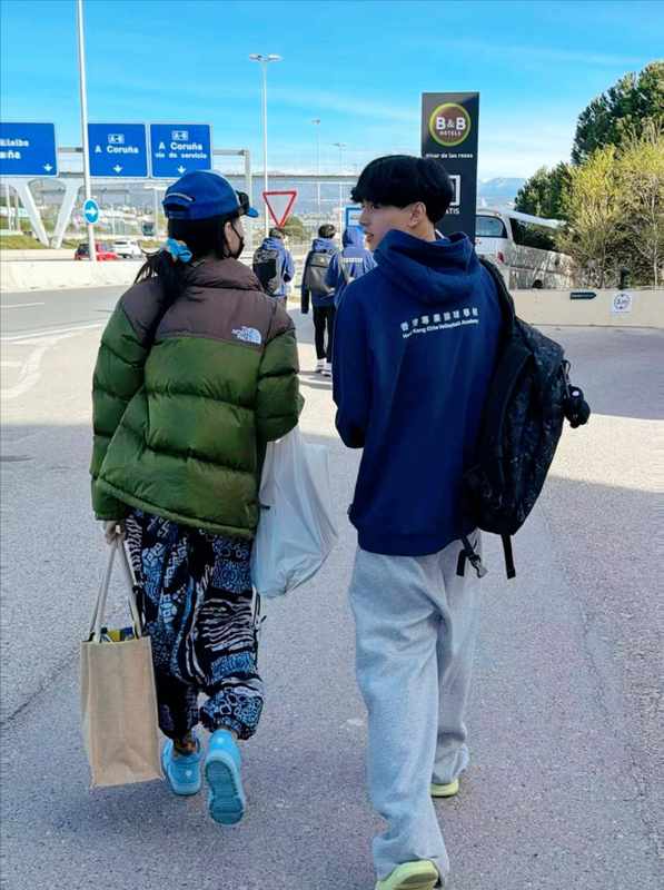  那个蹲下身背起妈妈的少年，戳中了多少人心底的柔软 情感心理