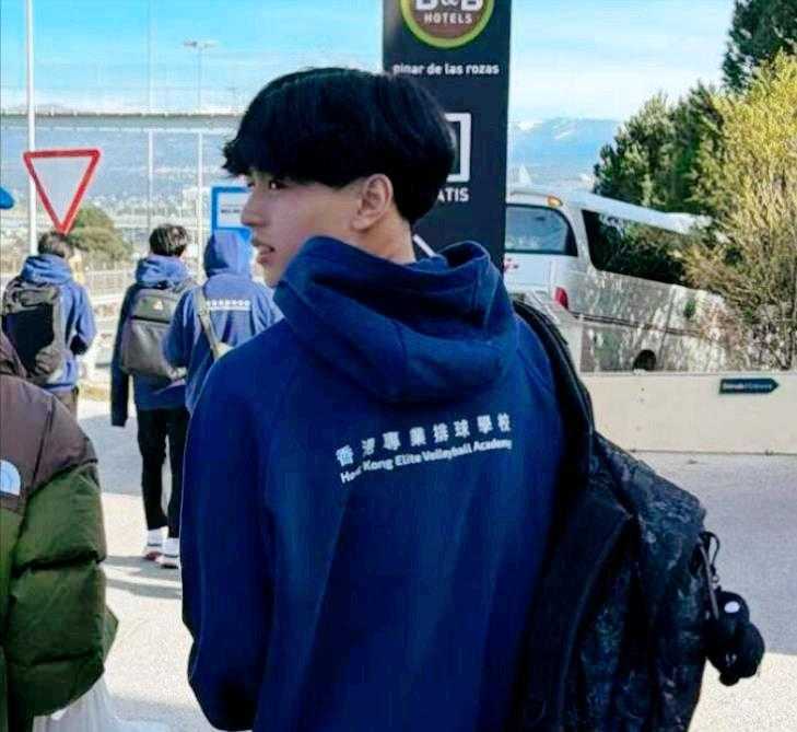  那个蹲下身背起妈妈的少年，戳中了多少人心底的柔软 情感心理