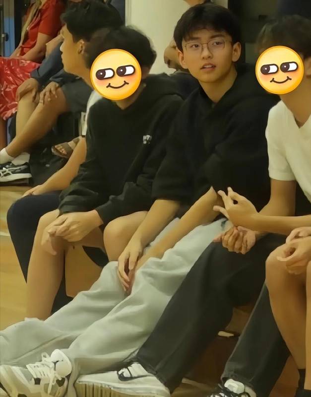  那个蹲下身背起妈妈的少年，戳中了多少人心底的柔软 情感心理