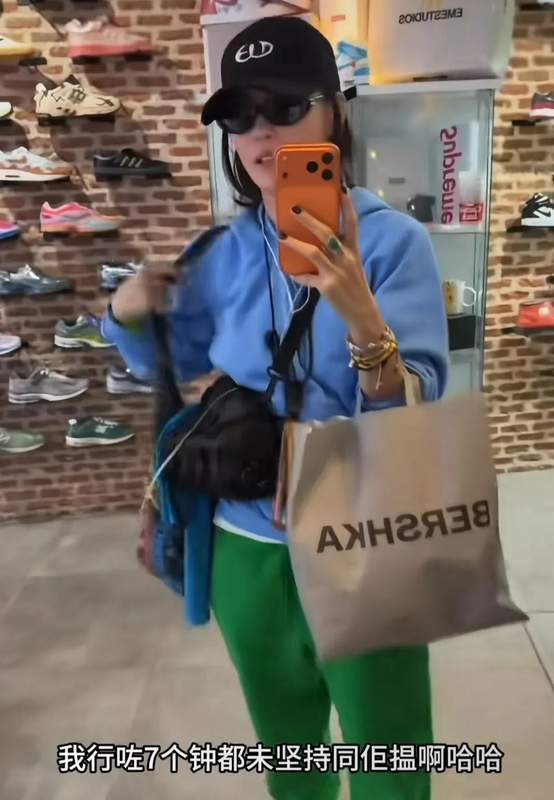  那个蹲下身背起妈妈的少年，戳中了多少人心底的柔软 情感心理