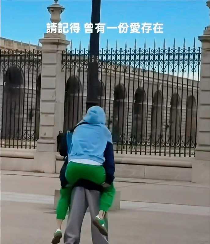  那个蹲下身背起妈妈的少年，戳中了多少人心底的柔软 情感心理