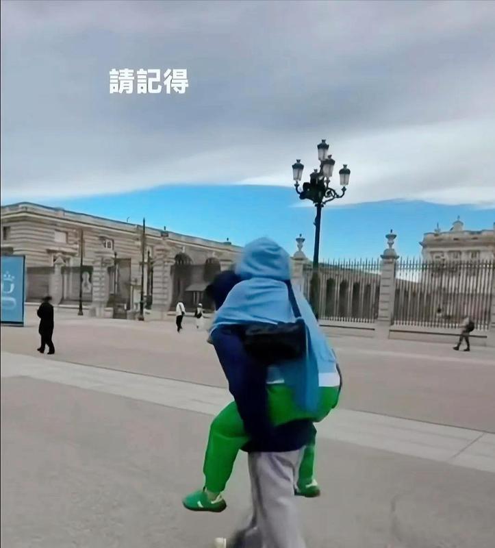  那个蹲下身背起妈妈的少年，戳中了多少人心底的柔软 情感心理