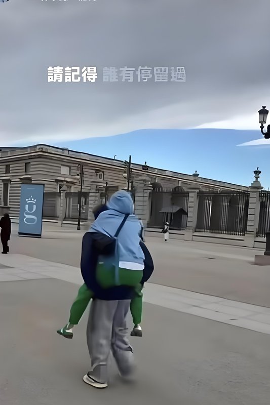  那个蹲下身背起妈妈的少年，戳中了多少人心底的柔软 情感心理