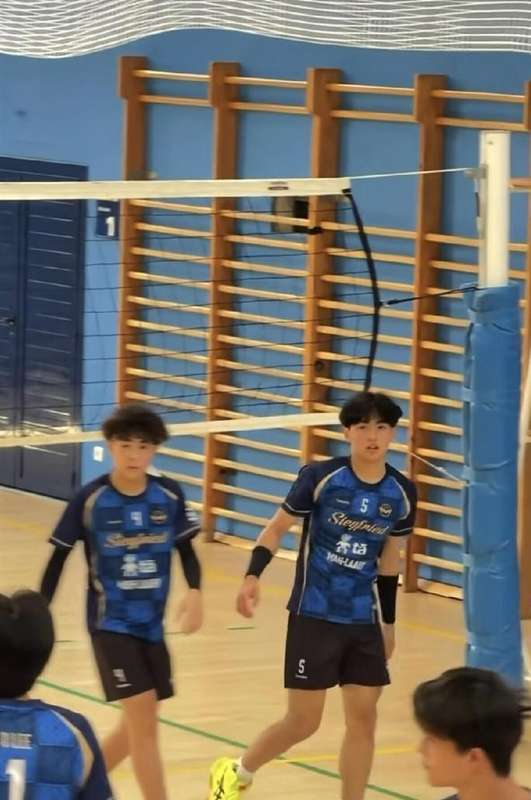  那个蹲下身背起妈妈的少年，戳中了多少人心底的柔软 情感心理